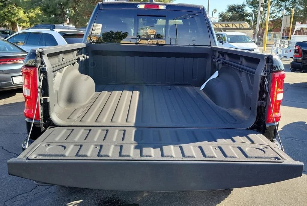 Ram 1500 Big Horn 4x4 Crew Cab 5'7" Box 2025 — side view