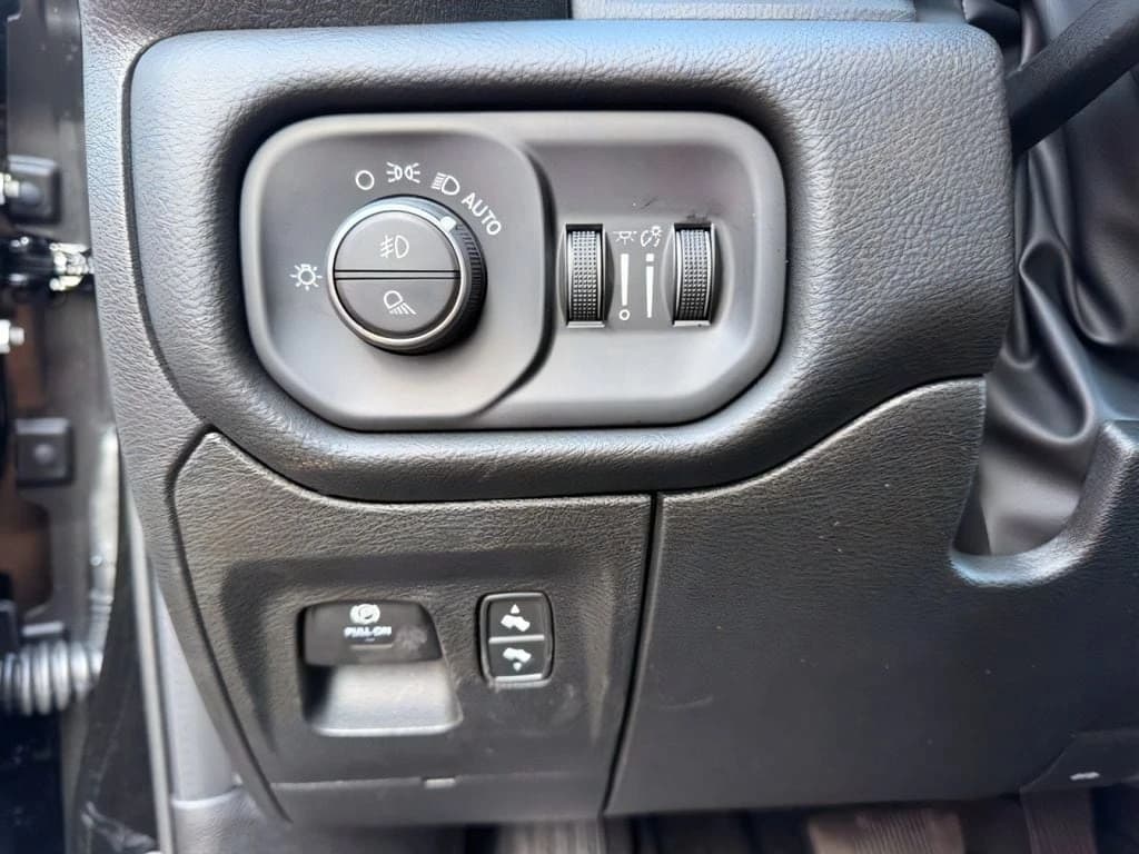 Ram 1500 Big Horn 4x4 Crew Cab 5'7" Box 2026 — side view