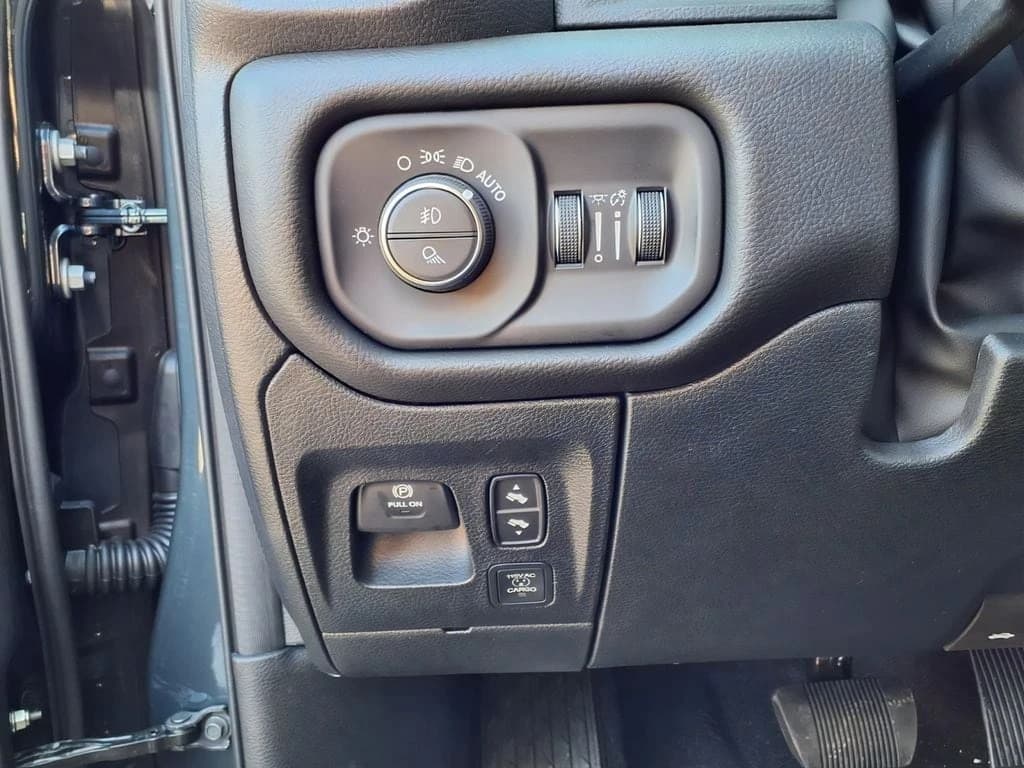 Ram 1500 Big Horn 4x4 Crew Cab 5'7" Box 2026 — side view