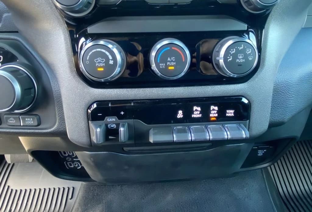Ram 1500 Warlock 4x4 Crew Cab 5'7" Box 2026 — side view
