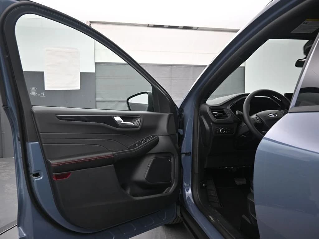 Ford Escape ST-Line FWD 2025 — side view