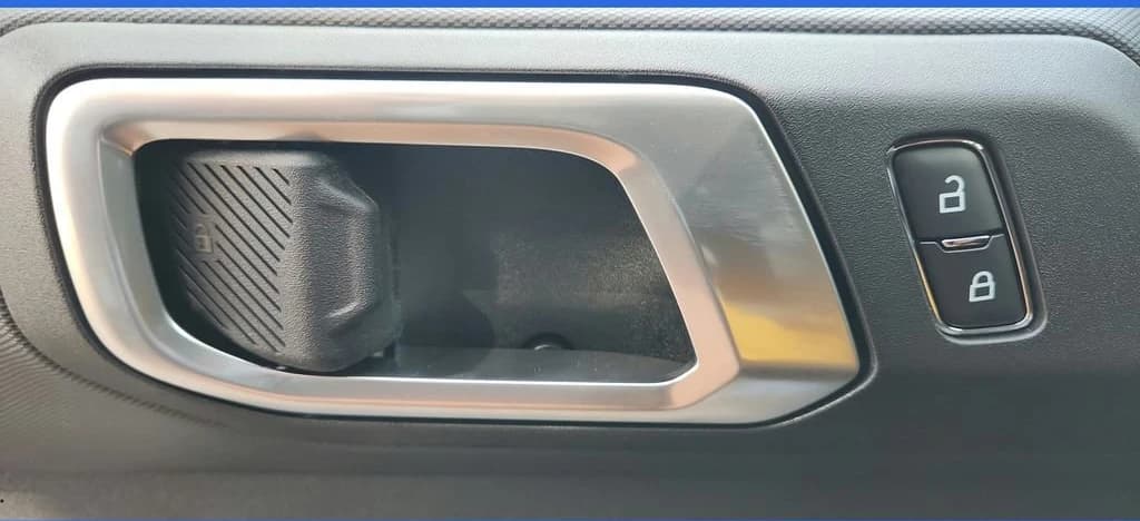 Ford Bronco Base 4 Door 4x4 2026 — side view