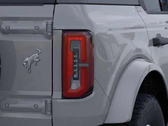 Ford Bronco Outer Banks 4 Door 4x4 2026 — side view