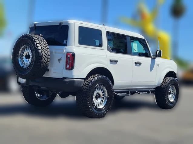 Ford Bronco Outer Banks 4 Door 4x4 2026 — side view