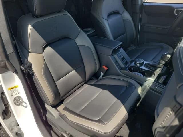 Ford Bronco Outer Banks 4 Door 4x4 2026 — side view