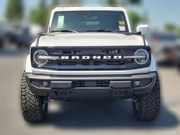 Ford Bronco Outer Banks 4 Door 4x4 2026 — side view