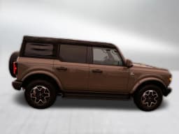 Ford Bronco Outer Banks 4 Door 4x4 2026 — side view