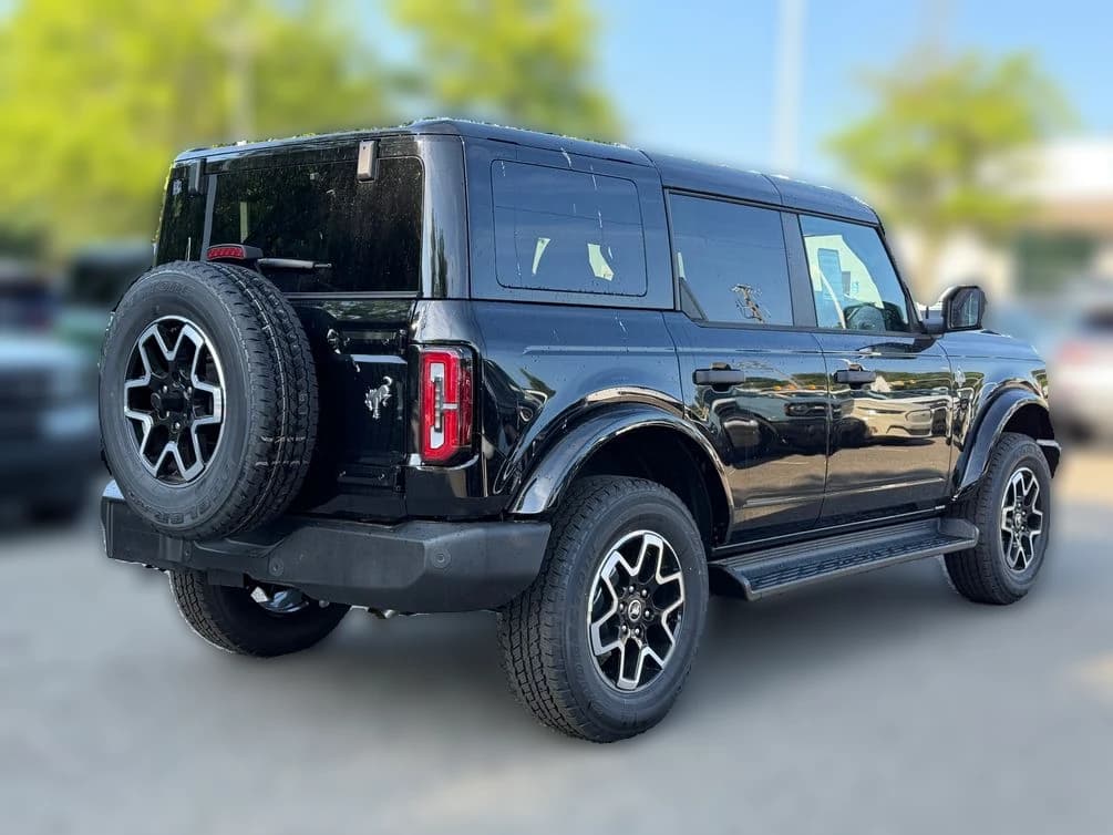 Ford Bronco Outer Banks 4 Door 4x4 2026 — side view