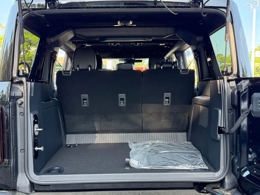 Ford Bronco Outer Banks 4 Door 4x4 2026 — side view
