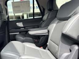 Ford Expedition Max Active 4x2 2026 — side view