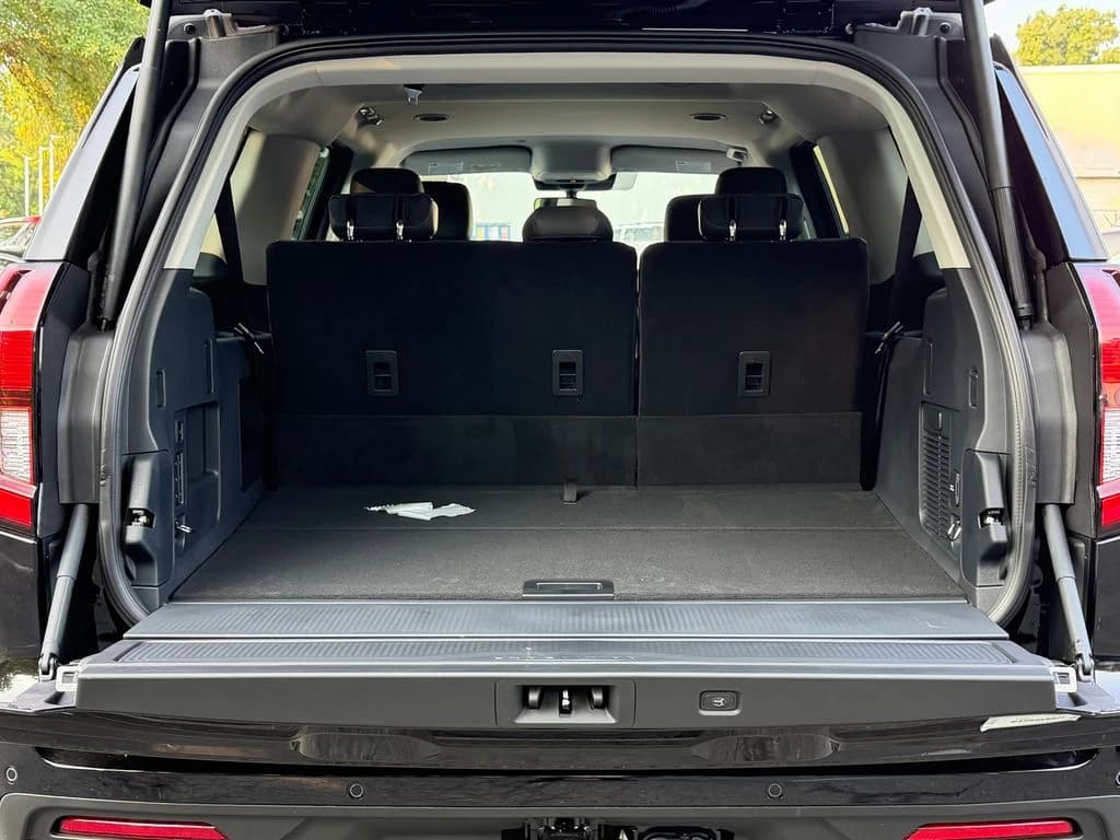 Ford Expedition Max Active 4x4 2027 — side view