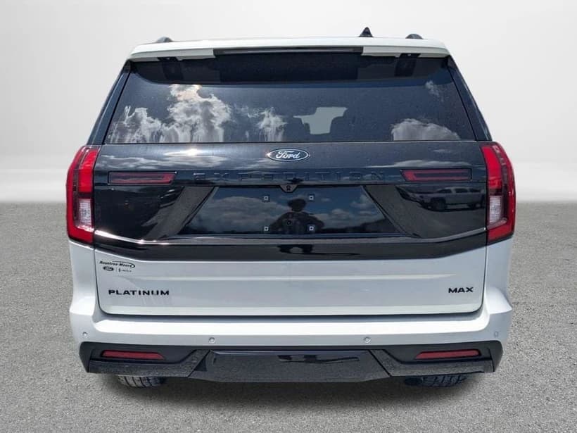 Ford Expedition Max Platinum 4x4 2026 — side view