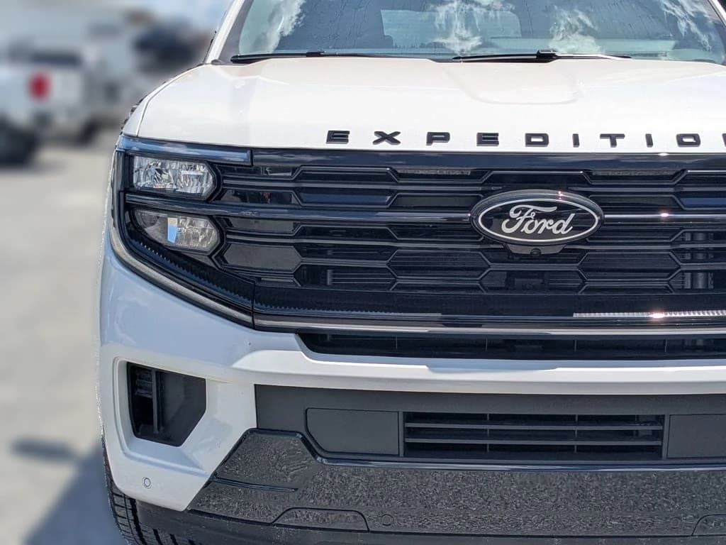 Ford Expedition Max Platinum 4x4 2026 — side view