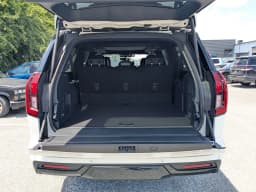 Ford Expedition Max Platinum 4x4 2026 — side view