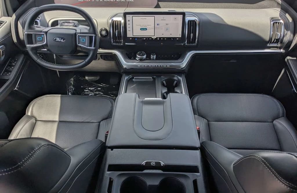 Ford Expedition Max Platinum 4x4 2026 — side view