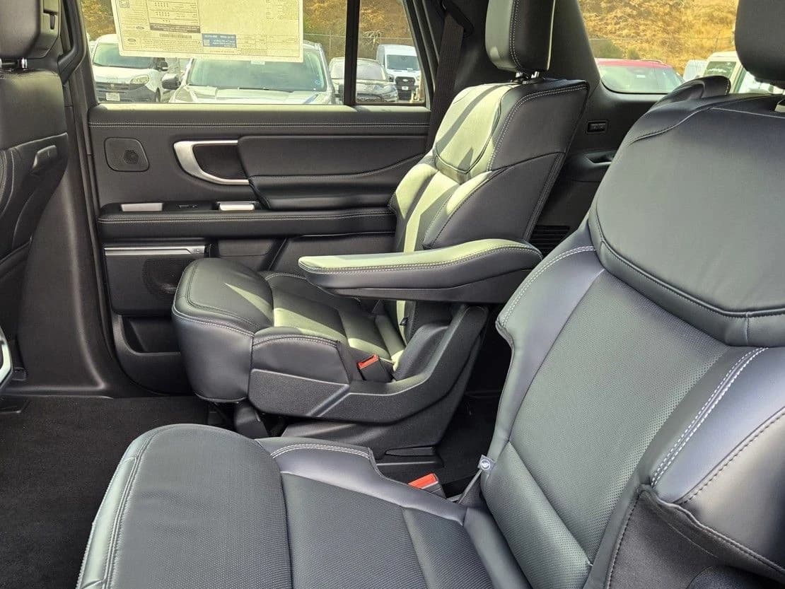 Ford Expedition Max Platinum 4x4 2027 — side view