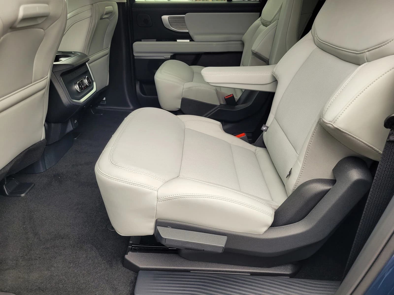 Ford Expedition Max Platinum 4x4 2027 — side view