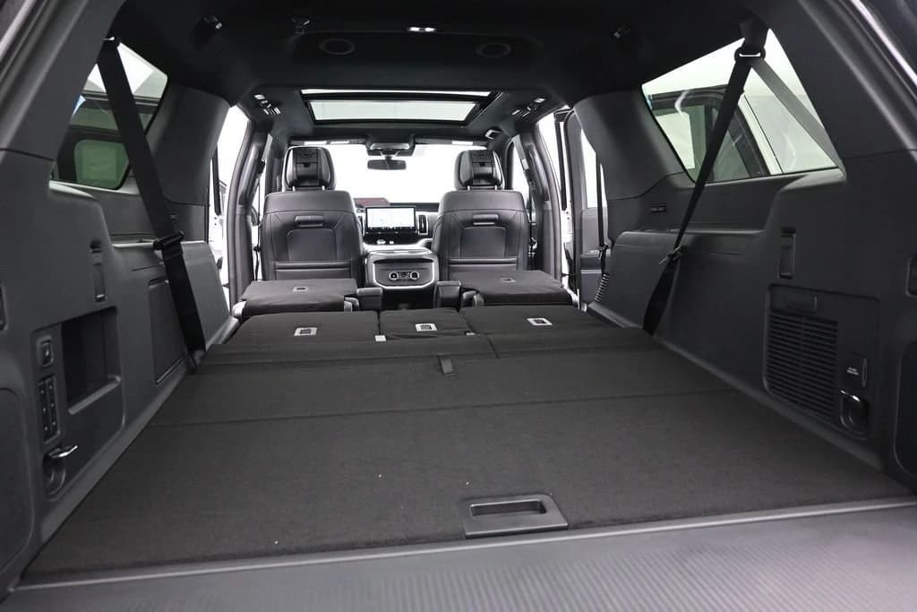 Ford Expedition Max Platinum 4x4 2026 — side view