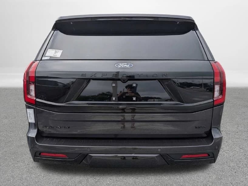 Ford Expedition Max Platinum 4x4 2027 — side view