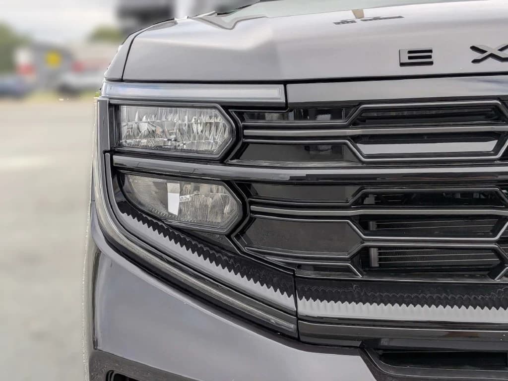 Ford Expedition Max Platinum 4x4 2027 — side view