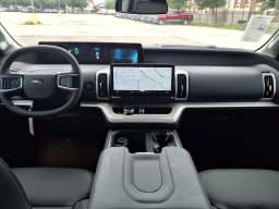 Ford Expedition Active 4x2 2026 — side view