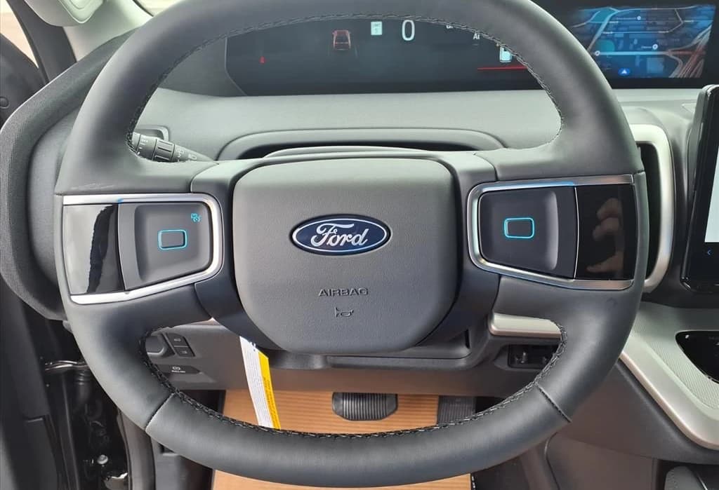 Ford Expedition Active 4x2 2026 — side view