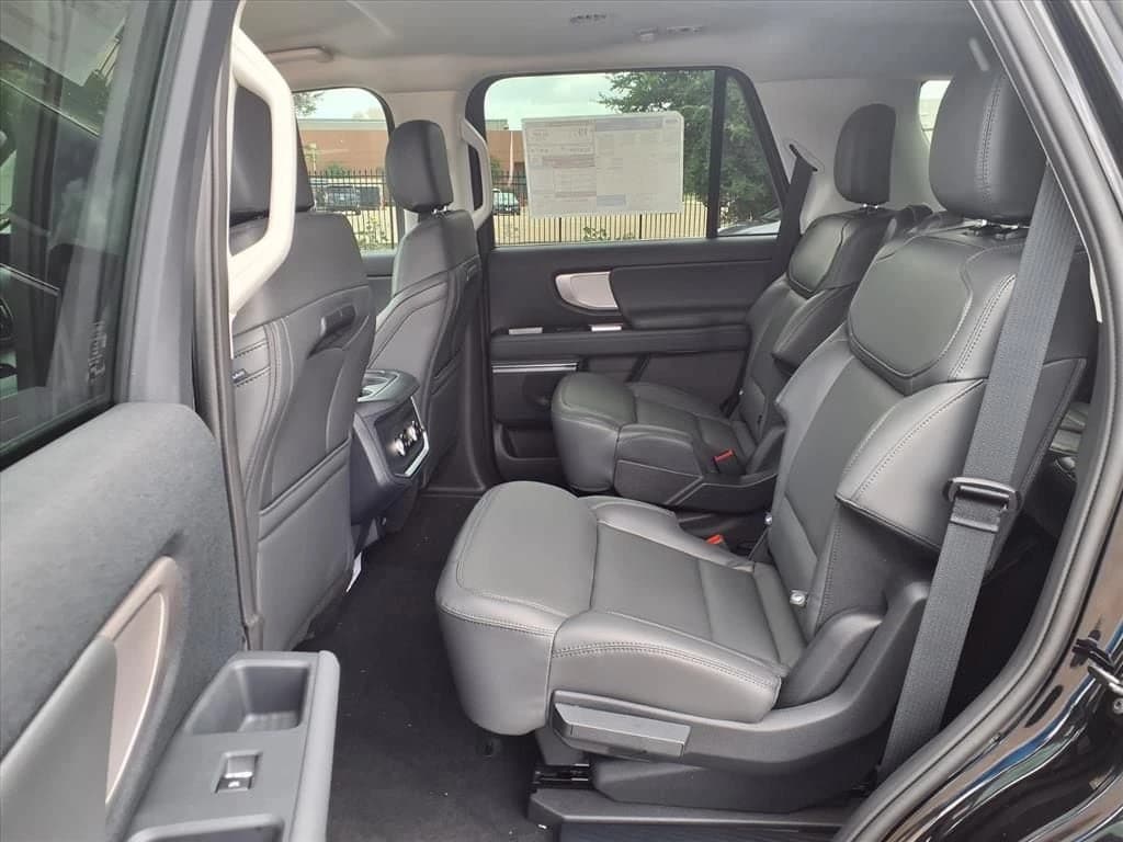 Ford Expedition Active 4x2 2026 — side view