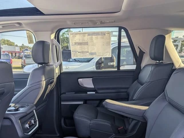 Ford Expedition Active 4x2 2026 — side view