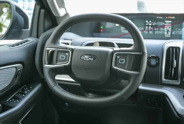 Ford Expedition Active 4x2 2025 — side view
