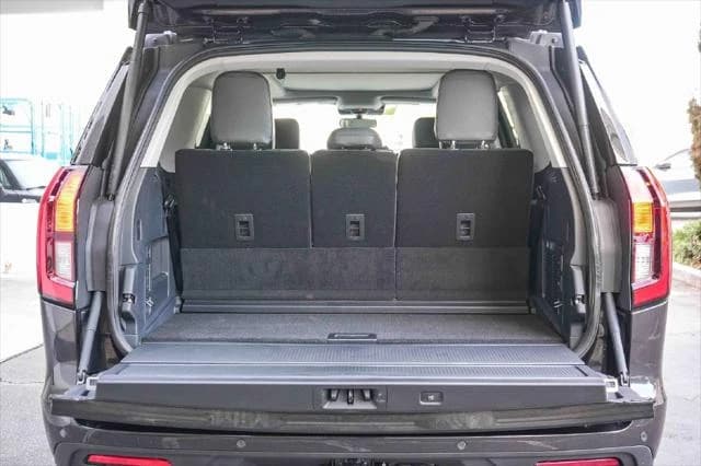 Ford Expedition Active 4x2 2025 — side view