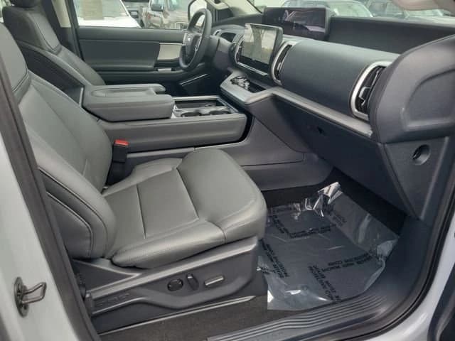 Ford Expedition Active 4x4 2026 — side view
