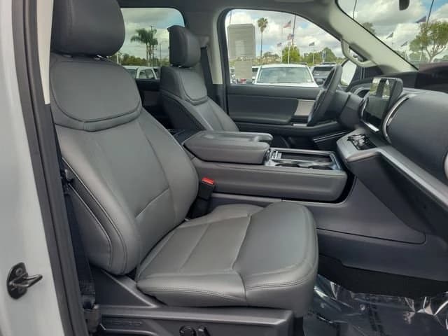 Ford Expedition Active 4x4 2026 — side view