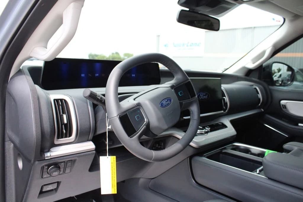 Ford Expedition Active 4x4 2026 — side view