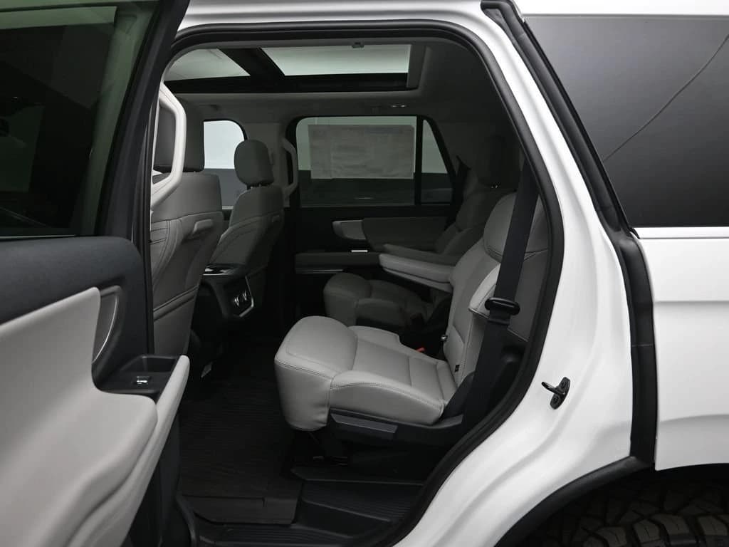 Ford Expedition Active 4x4 2026 — side view