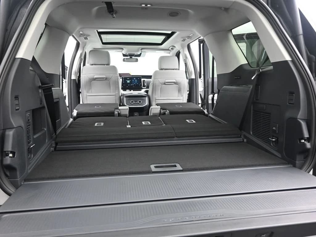 Ford Expedition Active 4x4 2026 — side view