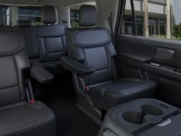 Ford Expedition Platinum 4x4 2026 — side view