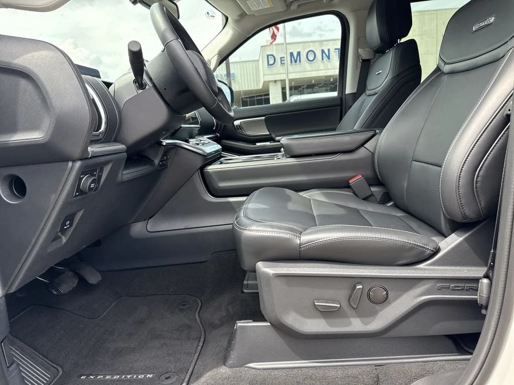 Ford Expedition Platinum 4x4 2026 — side view