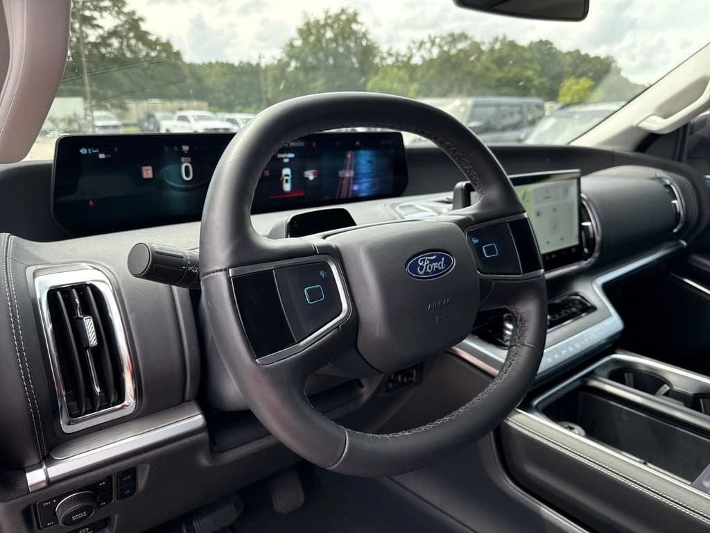 Ford Expedition Platinum 4x4 2026 — side view