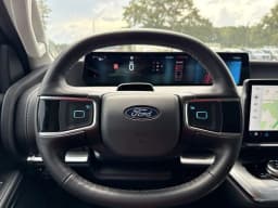 Ford Expedition Platinum 4x4 2026 — side view