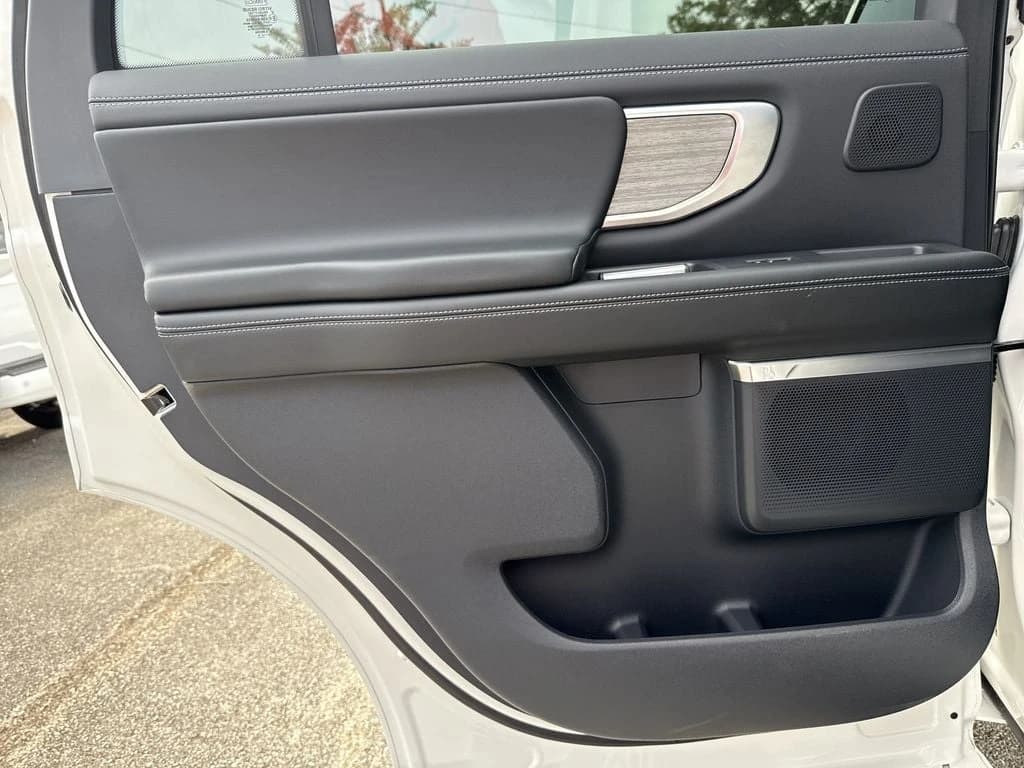 Ford Expedition Platinum 4x4 2026 — side view