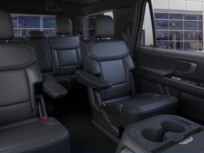Ford Expedition Platinum 4x4 2026 — side view