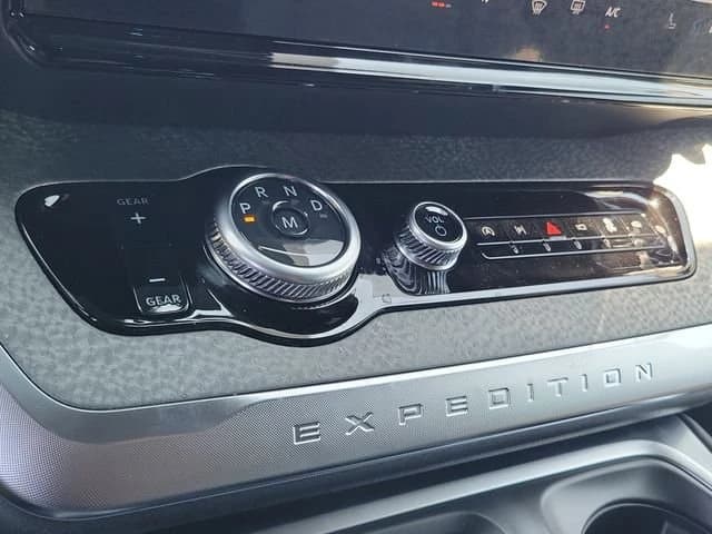 Ford Expedition Tremor 4x4 2026 — side view