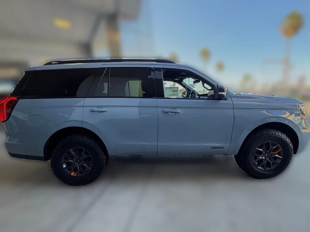 Ford Expedition Tremor 4x4 2026 — side view
