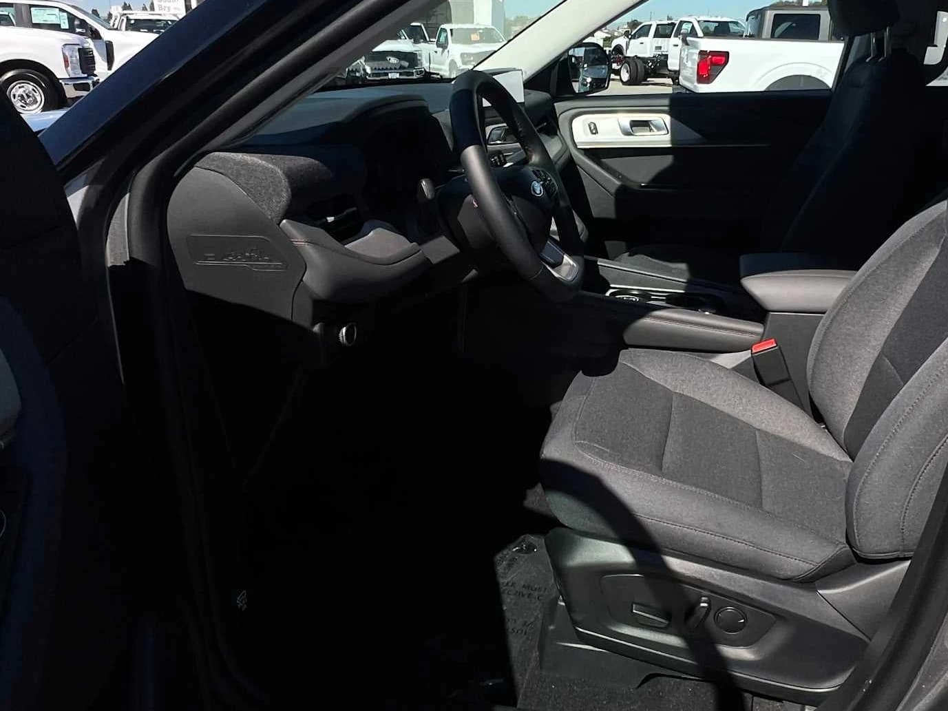 Ford Explorer Active w/200A Pkg RWD 2026 — side view