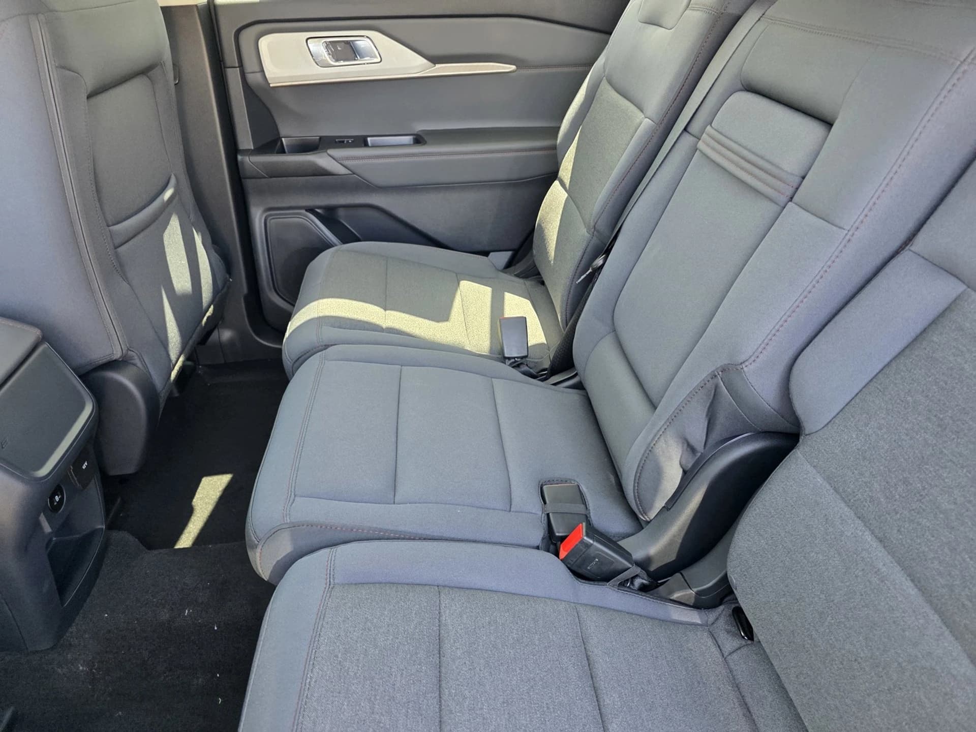 Ford Explorer Active w/100A Pkg RWD 2026 — side view