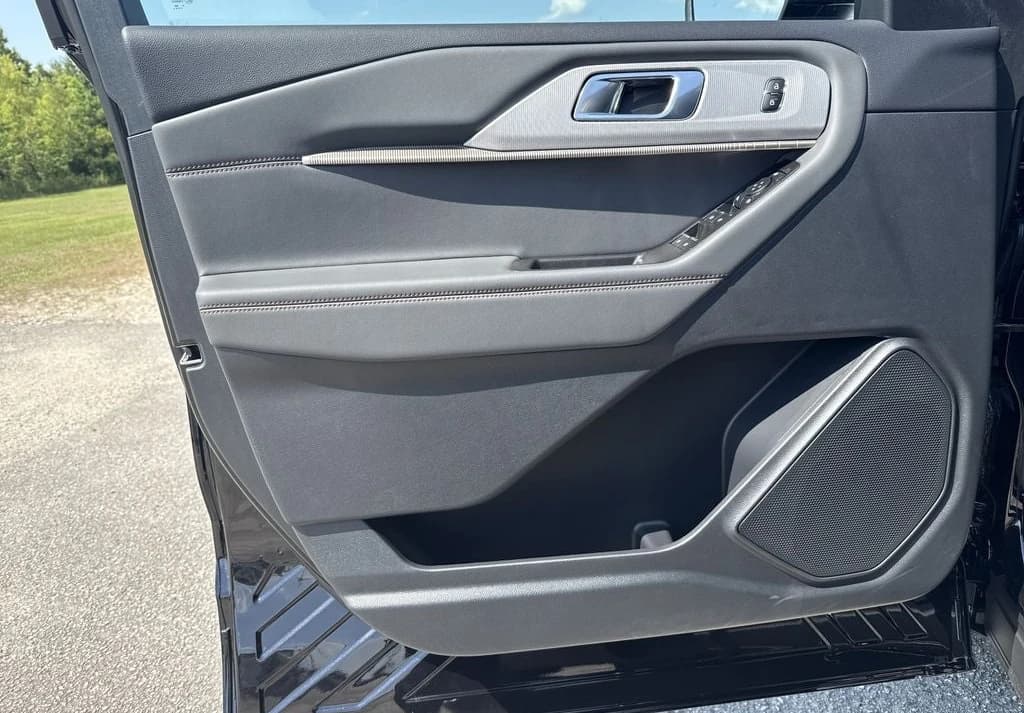 Ford Explorer Active w/200A Pkg RWD 2026 — side view