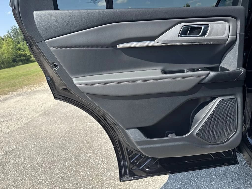 Ford Explorer Active w/200A Pkg RWD 2026 — side view