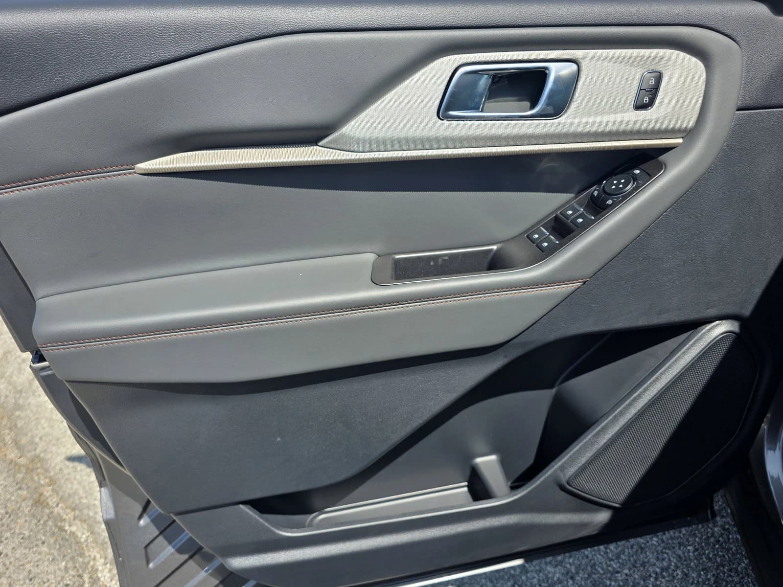 Ford Explorer Active w/100A Pkg RWD 2026 — side view