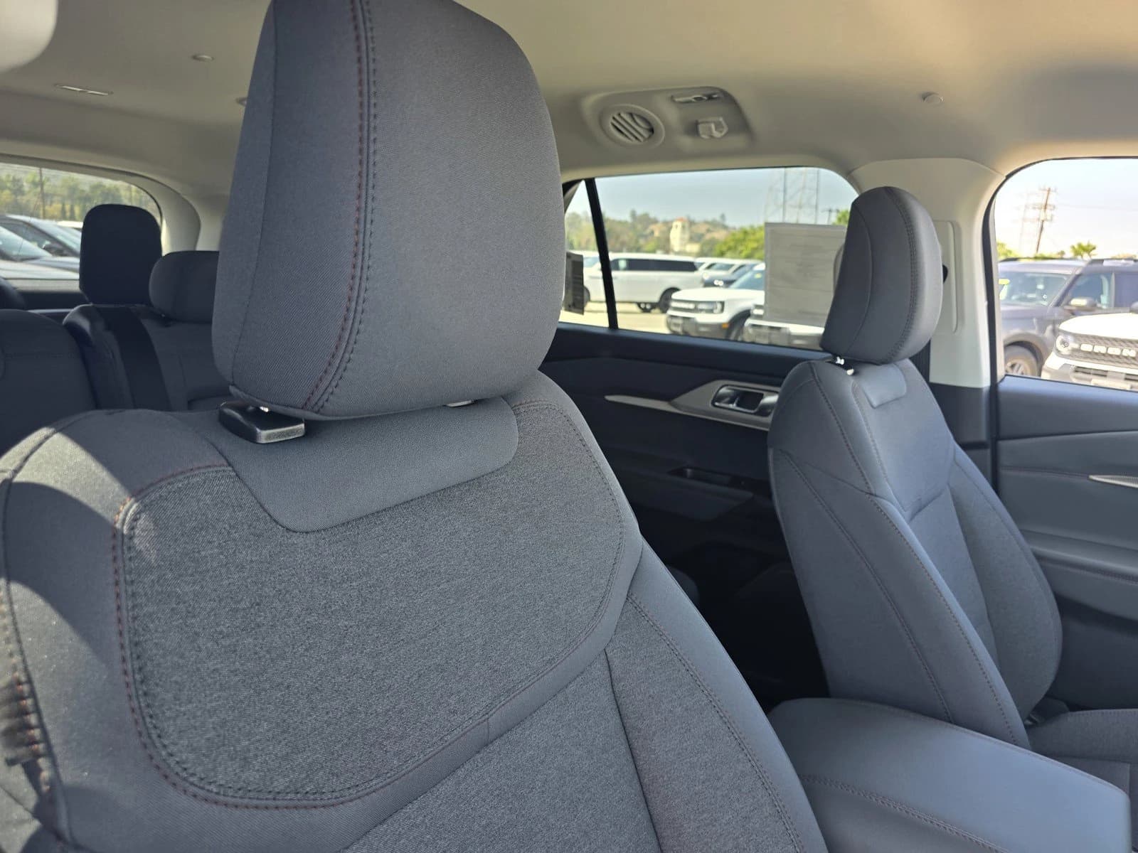 Ford Explorer Active w/100A Pkg RWD 2026 — side view