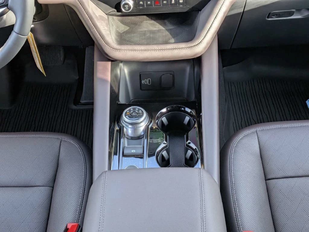 Ford Explorer Platinum RWD 2026 — side view